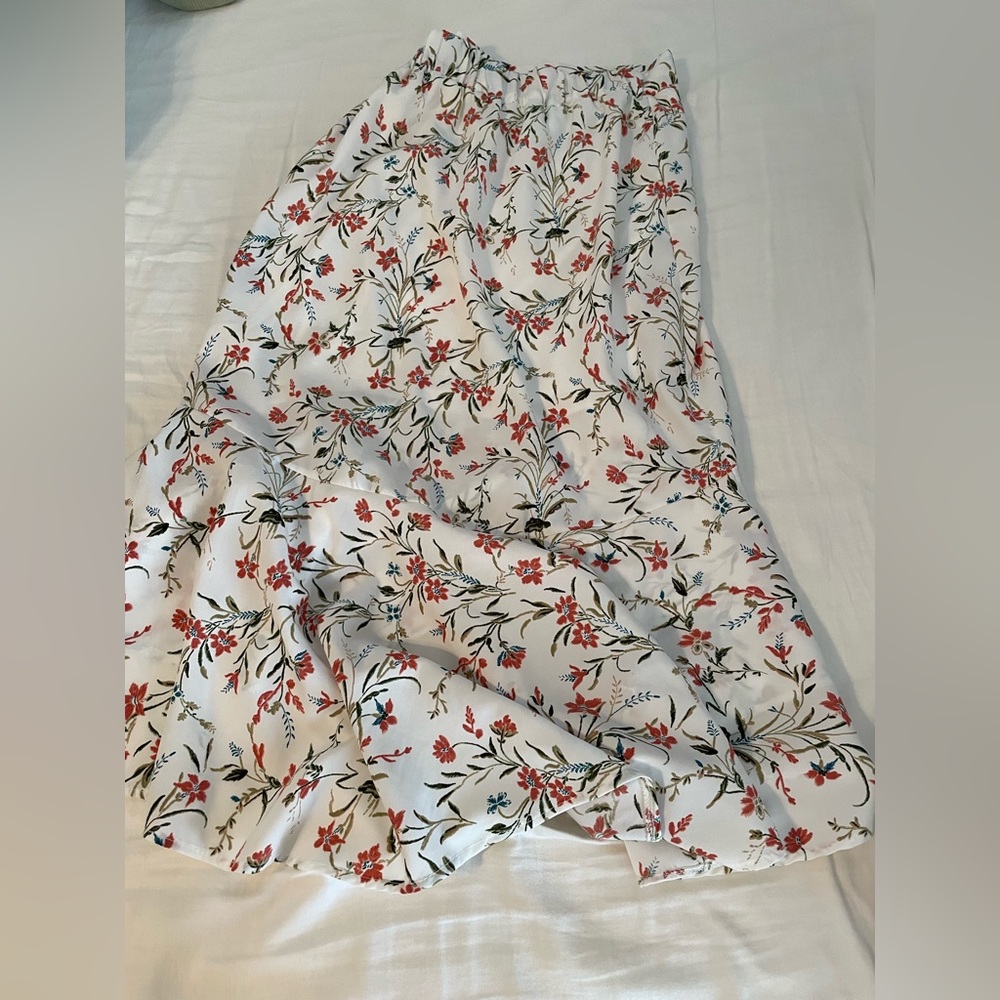 Fitting white floral skirt for summer with flare